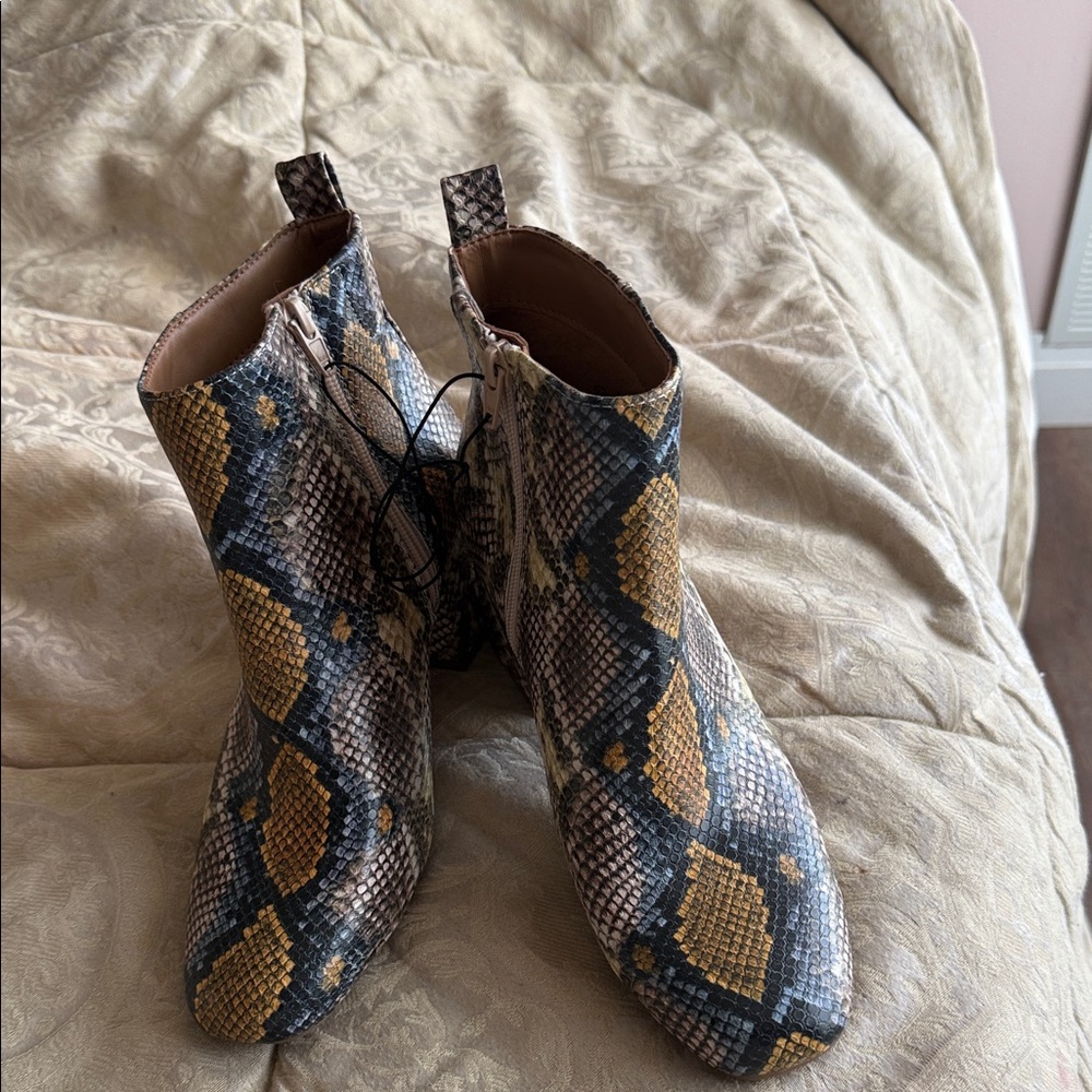 Chic Snakeskin Pattern Ankle Boots
